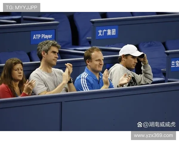 网球赛场再掀高潮 世界顶级选手激烈角逐争夺年度荣耀 网球赛场再掀高潮 世界顶级选手激烈角逐争夺年度荣耀